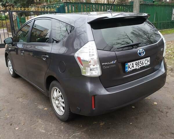 Серый Тойота Prius v, объемом двигателя 1.8 л и пробегом 234 тыс. км за 13000 $, фото 2 на Automoto.ua