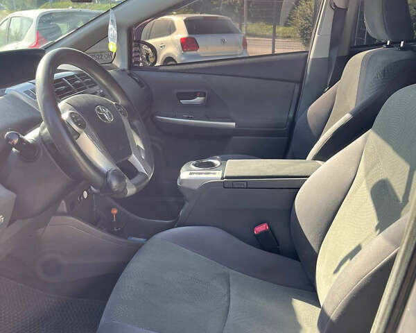 Серый Тойота Prius v, объемом двигателя 1.8 л и пробегом 272 тыс. км за 13000 $, фото 4 на Automoto.ua