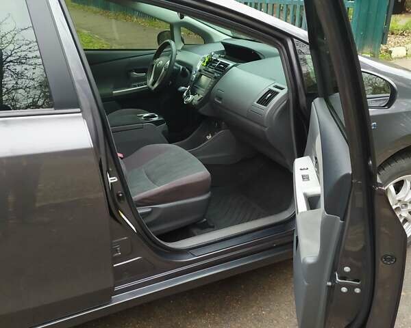 Серый Тойота Prius v, объемом двигателя 1.8 л и пробегом 234 тыс. км за 13000 $, фото 8 на Automoto.ua