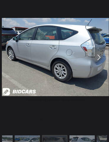 Серый Тойота Prius v, объемом двигателя 1.8 л и пробегом 180 тыс. км за 13200 $, фото 1 на Automoto.ua