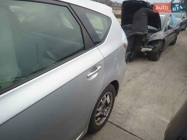 Серый Тойота Prius v, объемом двигателя 1.8 л и пробегом 180 тыс. км за 13200 $, фото 3 на Automoto.ua