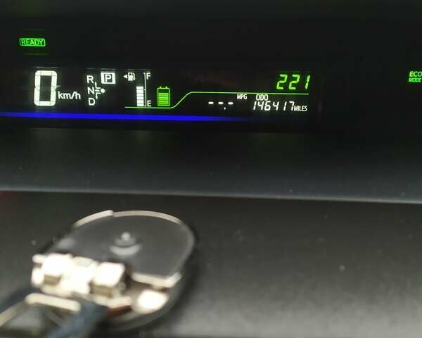 Серый Тойота Prius v, объемом двигателя 1.8 л и пробегом 234 тыс. км за 13000 $, фото 12 на Automoto.ua