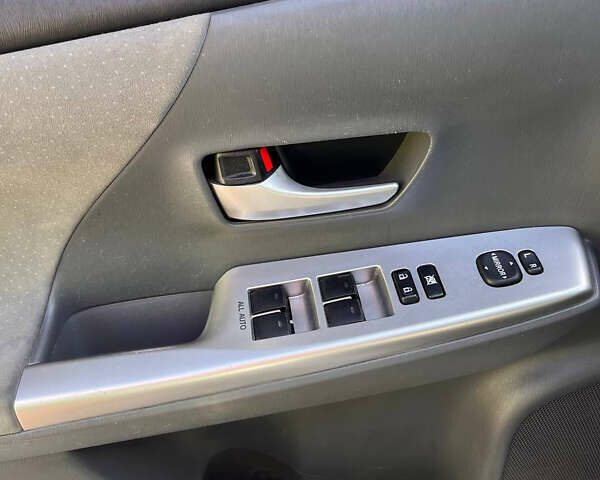 Серый Тойота Prius v, объемом двигателя 1.8 л и пробегом 272 тыс. км за 13000 $, фото 7 на Automoto.ua