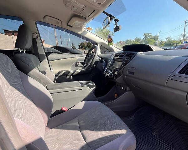Серый Тойота Prius v, объемом двигателя 1.8 л и пробегом 272 тыс. км за 13000 $, фото 8 на Automoto.ua