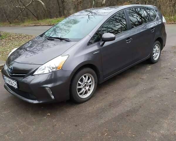 Серый Тойота Prius v, объемом двигателя 1.8 л и пробегом 234 тыс. км за 13000 $, фото 4 на Automoto.ua