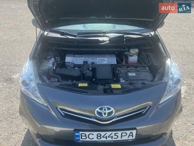Серый Тойота Prius v, объемом двигателя 1.8 л и пробегом 182 тыс. км за 13499 $, фото 2 на Automoto.ua