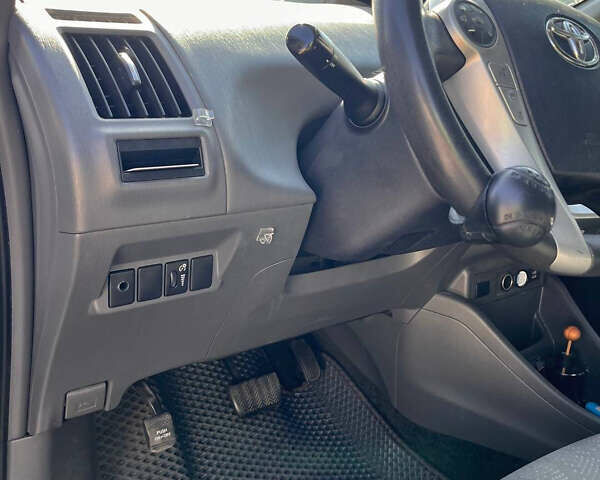 Серый Тойота Prius v, объемом двигателя 1.8 л и пробегом 272 тыс. км за 13000 $, фото 6 на Automoto.ua