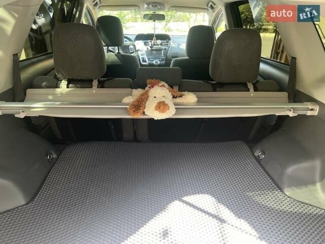 Серый Тойота Prius v, объемом двигателя 1.8 л и пробегом 182 тыс. км за 13499 $, фото 5 на Automoto.ua