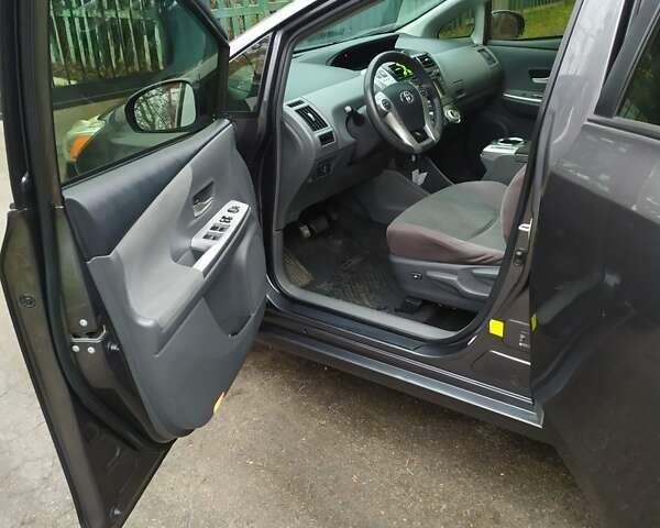 Серый Тойота Prius v, объемом двигателя 1.8 л и пробегом 234 тыс. км за 13000 $, фото 6 на Automoto.ua