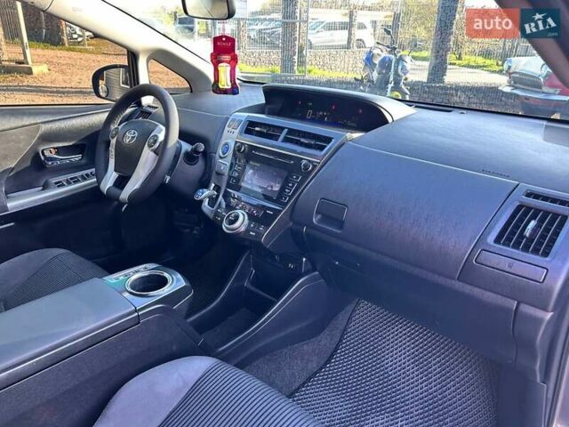 Серый Тойота Prius v, объемом двигателя 1.8 л и пробегом 250 тыс. км за 13200 $, фото 30 на Automoto.ua