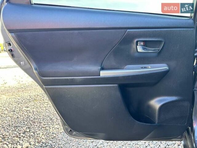 Серый Тойота Prius v, объемом двигателя 1.8 л и пробегом 250 тыс. км за 13200 $, фото 25 на Automoto.ua