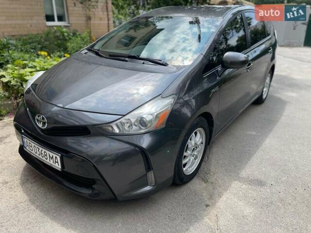 Серый Тойота Prius v, объемом двигателя 1.8 л и пробегом 252 тыс. км за 15999 $, фото 1 на Automoto.ua