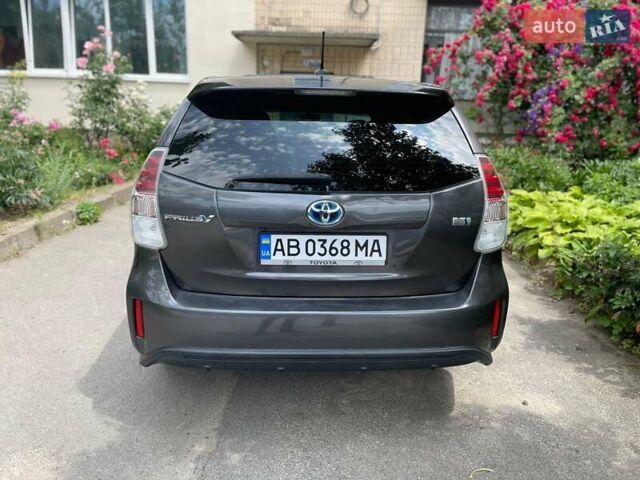 Серый Тойота Prius v, объемом двигателя 1.8 л и пробегом 252 тыс. км за 15999 $, фото 4 на Automoto.ua