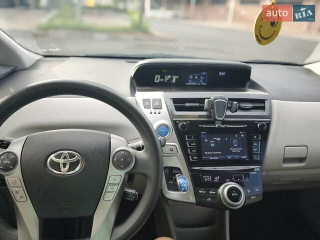 Сірий Тойота Prius v, об'ємом двигуна 1.8 л та пробігом 202 тис. км за 12000 $, фото 1 на Automoto.ua