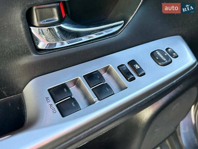 Серый Тойота Prius v, объемом двигателя 1.8 л и пробегом 250 тыс. км за 13200 $, фото 13 на Automoto.ua