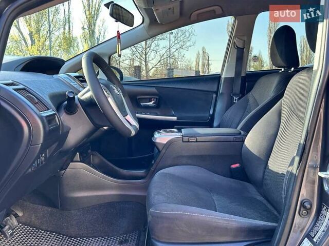 Серый Тойота Prius v, объемом двигателя 1.8 л и пробегом 250 тыс. км за 13200 $, фото 12 на Automoto.ua
