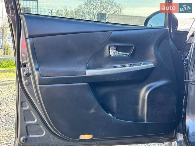 Серый Тойота Prius v, объемом двигателя 1.8 л и пробегом 250 тыс. км за 13200 $, фото 11 на Automoto.ua