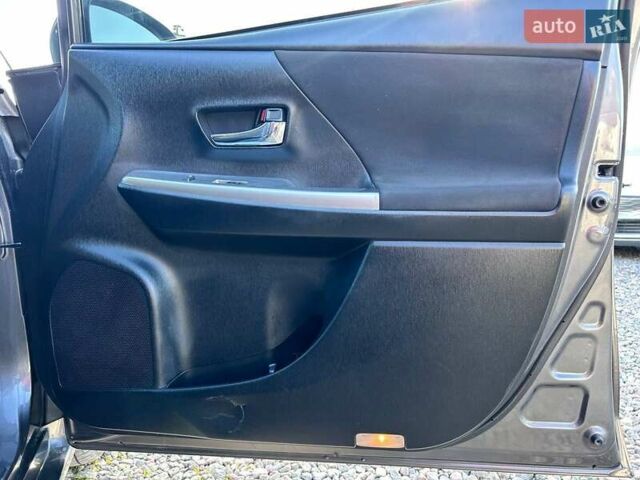 Серый Тойота Prius v, объемом двигателя 1.8 л и пробегом 250 тыс. км за 13200 $, фото 31 на Automoto.ua