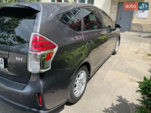 Серый Тойота Prius v, объемом двигателя 1.8 л и пробегом 252 тыс. км за 15999 $, фото 3 на Automoto.ua