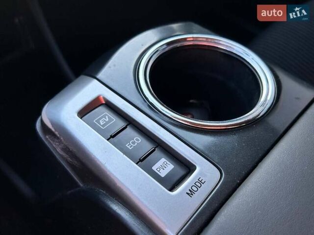 Серый Тойота Prius v, объемом двигателя 1.8 л и пробегом 250 тыс. км за 13200 $, фото 24 на Automoto.ua