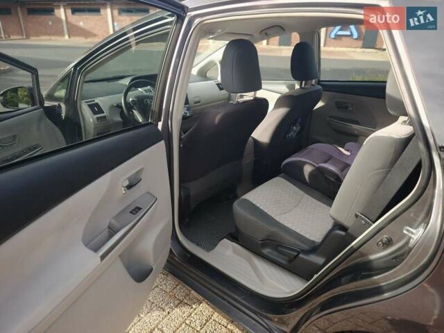 Сірий Тойота Prius v, об'ємом двигуна 1.8 л та пробігом 202 тис. км за 12000 $, фото 4 на Automoto.ua