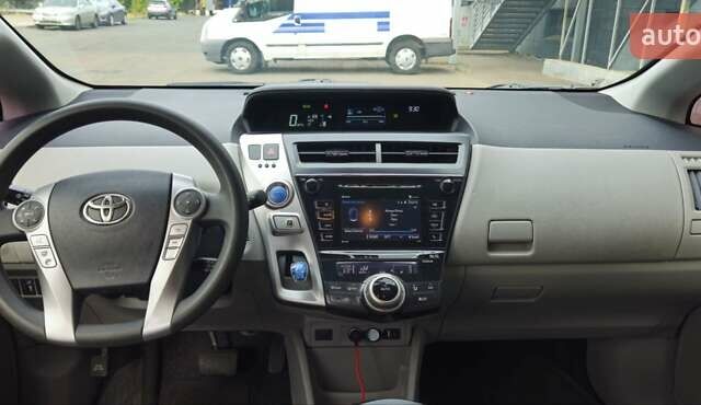 Серый Тойота Prius v, объемом двигателя 1.8 л и пробегом 188 тыс. км за 15000 $, фото 8 на Automoto.ua