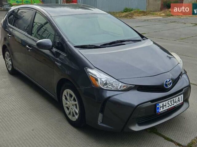 Серый Тойота Prius v, объемом двигателя 1.8 л и пробегом 188 тыс. км за 15000 $, фото 2 на Automoto.ua