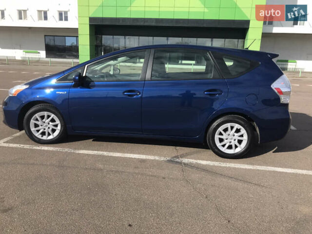 Синий Тойота Prius v, объемом двигателя 1.8 л и пробегом 195 тыс. км за 11950 $, фото 2 на Automoto.ua