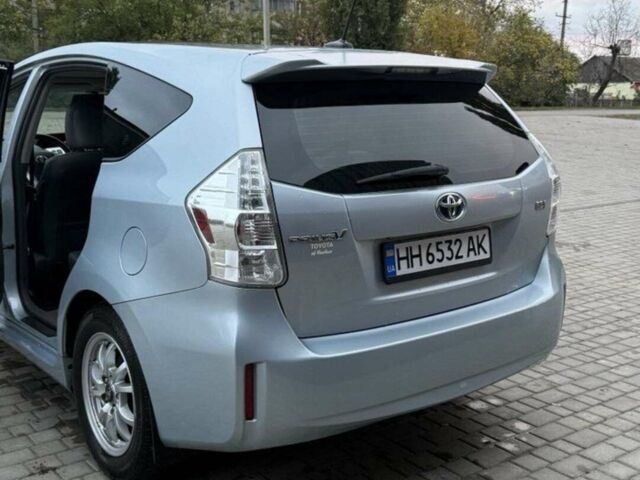 Синий Тойота Prius v, объемом двигателя 1.8 л и пробегом 258 тыс. км за 12000 $, фото 4 на Automoto.ua