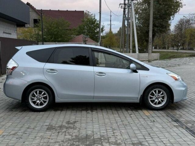 Синий Тойота Prius v, объемом двигателя 1.8 л и пробегом 258 тыс. км за 12000 $, фото 3 на Automoto.ua