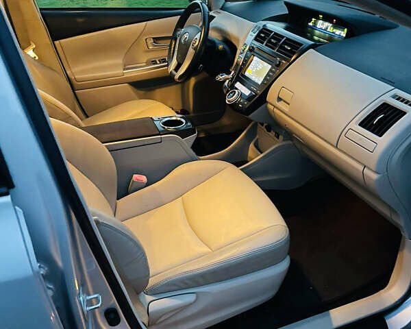 Синий Тойота Prius v, объемом двигателя 1.8 л и пробегом 130 тыс. км за 15300 $, фото 14 на Automoto.ua