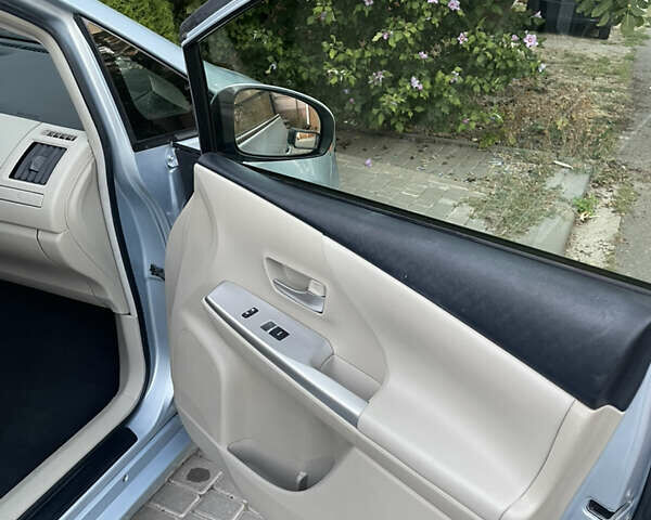 Синий Тойота Prius v, объемом двигателя 1.8 л и пробегом 139 тыс. км за 15400 $, фото 19 на Automoto.ua