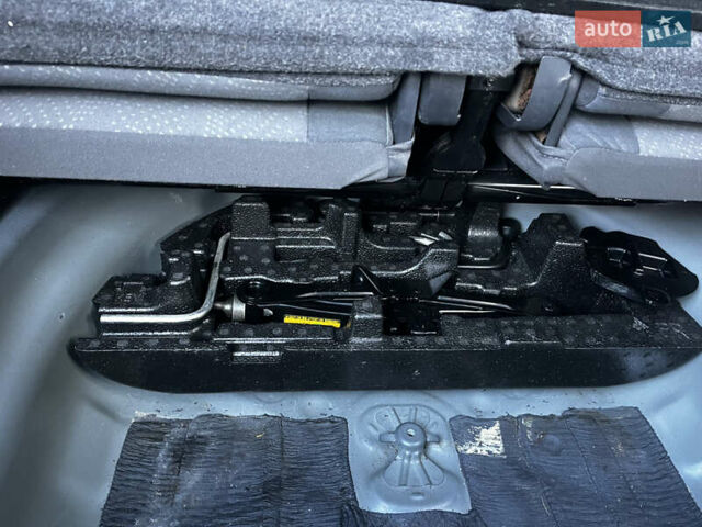 Синий Тойота Prius v, объемом двигателя 1.8 л и пробегом 253 тыс. км за 11499 $, фото 43 на Automoto.ua