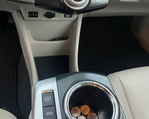Синий Тойота Prius v, объемом двигателя 1.8 л и пробегом 139 тыс. км за 15400 $, фото 26 на Automoto.ua