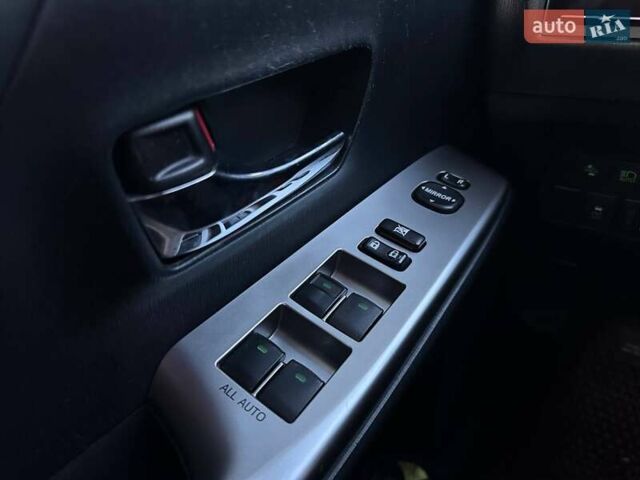 Синій Тойота Prius v, об'ємом двигуна 1.8 л та пробігом 248 тис. км за 18490 $, фото 16 на Automoto.ua