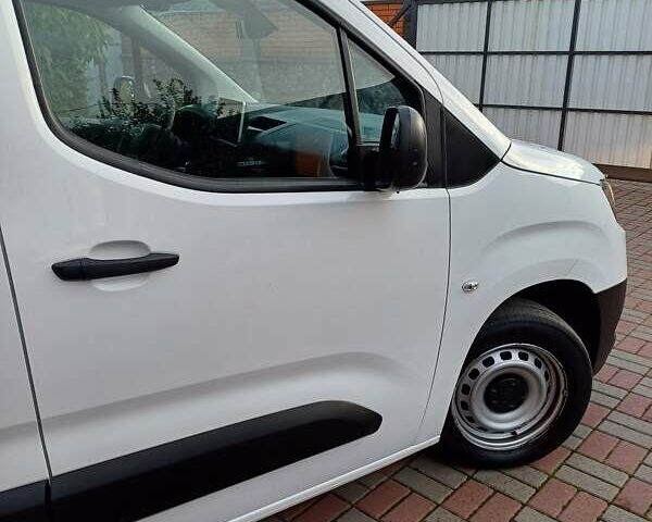 Белый Тойота Proace City, объемом двигателя 1.5 л и пробегом 179 тыс. км за 15950 $, фото 6 на Automoto.ua