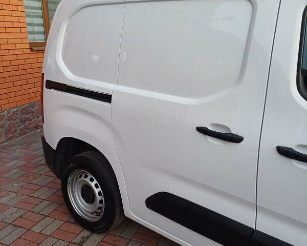 Белый Тойота Proace City, объемом двигателя 1.5 л и пробегом 179 тыс. км за 15950 $, фото 8 на Automoto.ua