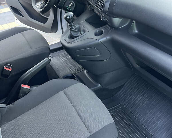 Белый Тойота Proace City, объемом двигателя 1.5 л и пробегом 30 тыс. км за 18500 $, фото 11 на Automoto.ua