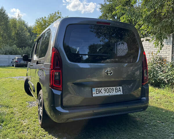 Сірий Тойота Proace City Verso, об'ємом двигуна 1.5 л та пробігом 80 тис. км за 22500 $, фото 3 на Automoto.ua