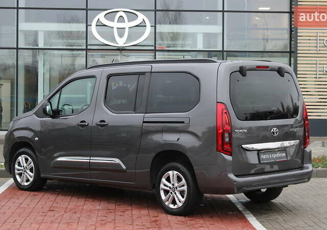 Серый Тойота Proace City Verso, объемом двигателя 1.5 л и пробегом 37 тыс. км за 29500 $, фото 5 на Automoto.ua
