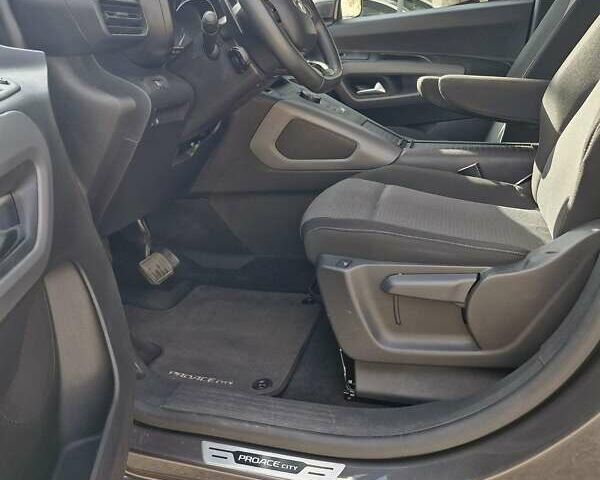 Серый Тойота Proace City Verso, объемом двигателя 1.5 л и пробегом 9 тыс. км за 29900 $, фото 35 на Automoto.ua