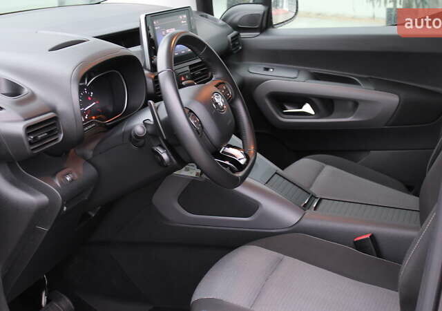 Серый Тойота Proace City Verso, объемом двигателя 1.5 л и пробегом 37 тыс. км за 29500 $, фото 8 на Automoto.ua