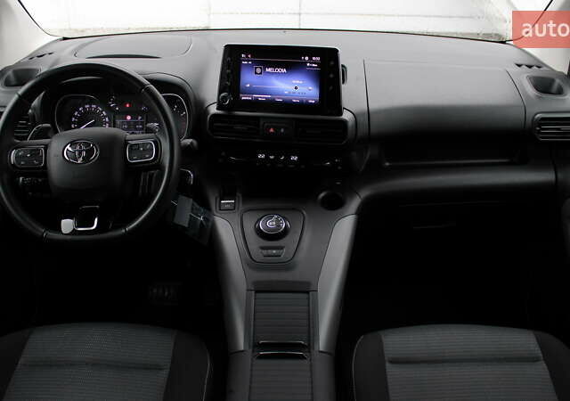 Серый Тойота Proace City Verso, объемом двигателя 1.5 л и пробегом 37 тыс. км за 29500 $, фото 12 на Automoto.ua