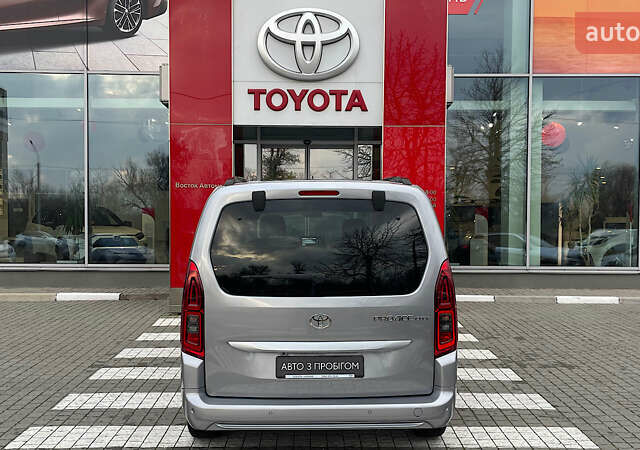 Серый Тойота Proace City Verso, объемом двигателя 1.5 л и пробегом 1 тыс. км за 31322 $, фото 3 на Automoto.ua