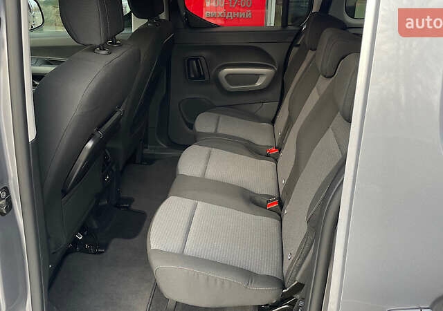 Серый Тойота Proace City Verso, объемом двигателя 1.5 л и пробегом 1 тыс. км за 31322 $, фото 10 на Automoto.ua