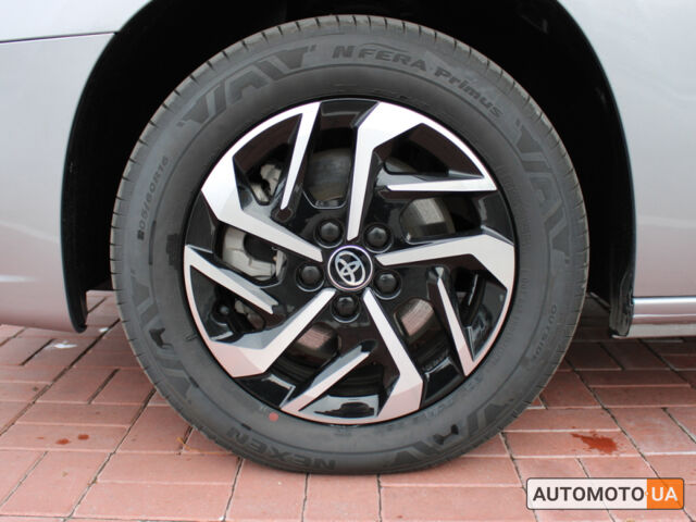 Серый Тойота Proace City Verso, объемом двигателя 1.5 л и пробегом 227 тыс. км за 31686 $, фото 3 на Automoto.ua