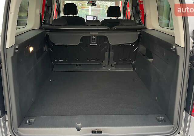 Серый Тойота Proace City Verso, объемом двигателя 1.5 л и пробегом 1 тыс. км за 31322 $, фото 9 на Automoto.ua