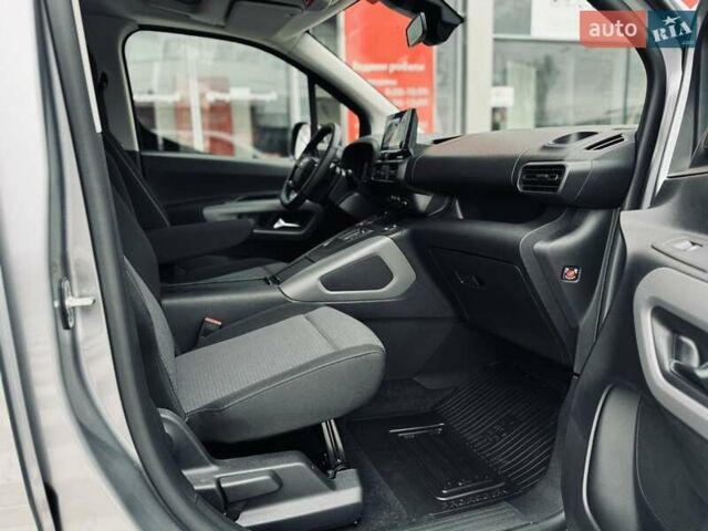 Серый Тойота Proace City Verso, объемом двигателя 1.5 л и пробегом 1 тыс. км за 33214 $, фото 6 на Automoto.ua