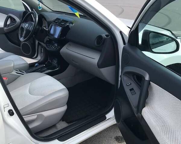 Белый Тойота RAV4 EV, объемом двигателя 0 л и пробегом 146 тыс. км за 10800 $, фото 21 на Automoto.ua