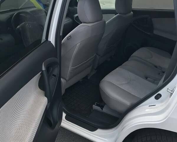 Белый Тойота RAV4 EV, объемом двигателя 0 л и пробегом 146 тыс. км за 10800 $, фото 24 на Automoto.ua